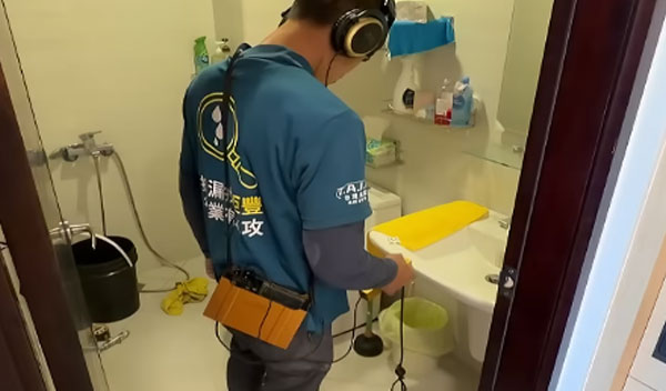 老師傅不開玩笑！原本以為在裝模作樣，地磚一挖開全場都跪了